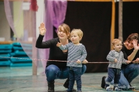 Kleine und Große am laufenden Band (Eltern-Kind)